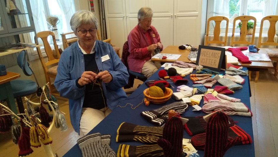 Hadeland Husflidslag strikker votter Hadeland Husflidslag strikker votter