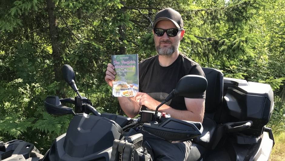 Aleksander på sin ATV med «vår» kokebok