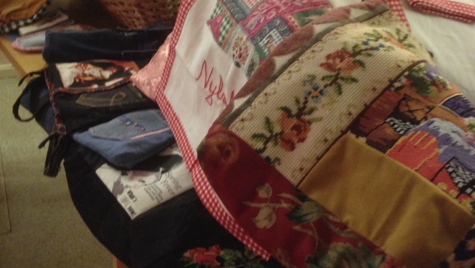 Broderier blir også laåået sammen med andre stoffer til nett og mapper