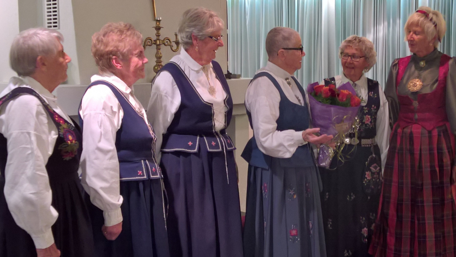 Leder Laila får blomster fra 50-års jubilantene Leder Laila får blomster