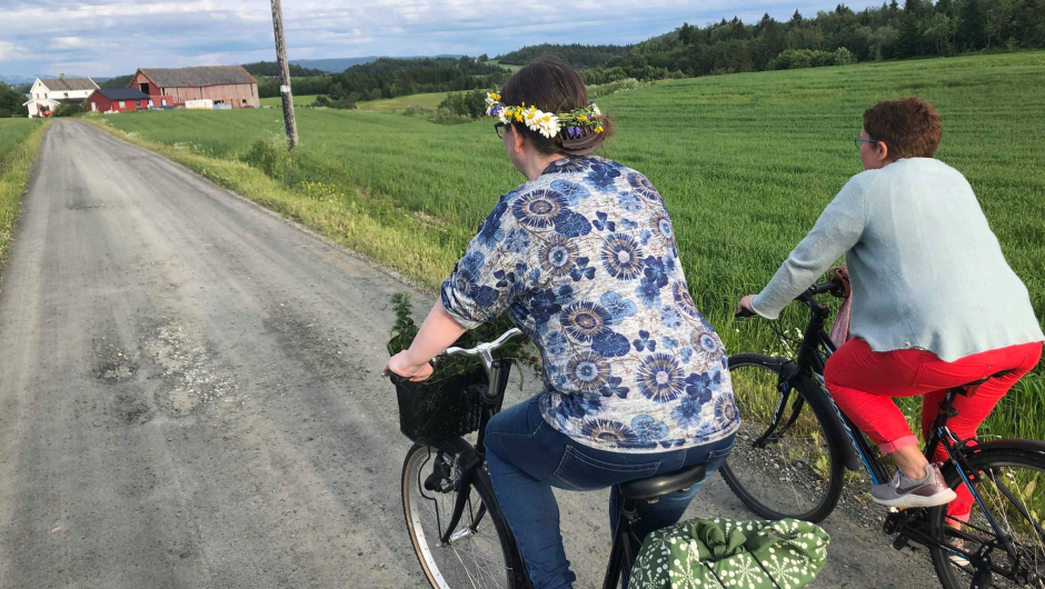 Vi sykler videre til neste stopp hos Liv og Georg Reitan Vi sykler videre til neste stopp hos Liv og Georg Reitan