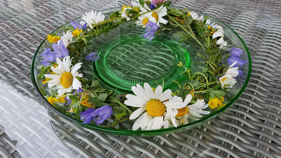 Vel heime - Blomsterkrans ble bordpynt