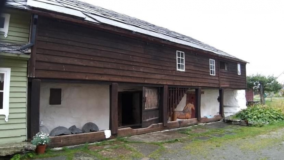 Lagmannstova frå 1250. Den er bygd med tymber frå Varaldsøy av lagmann, ridder og riksråd Sigurd Brynjulfsson. Han var ein av rådgivarane til kong Eirik Magnusson