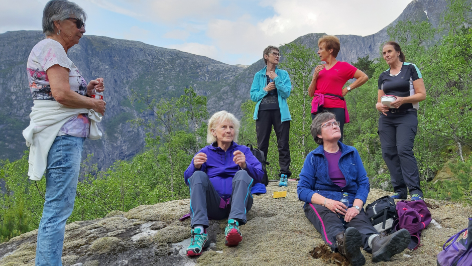 Godt med ein pust i bakken på turen til Kvamsdal