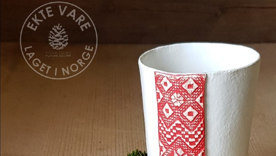 Krus med kvitsaum mønster