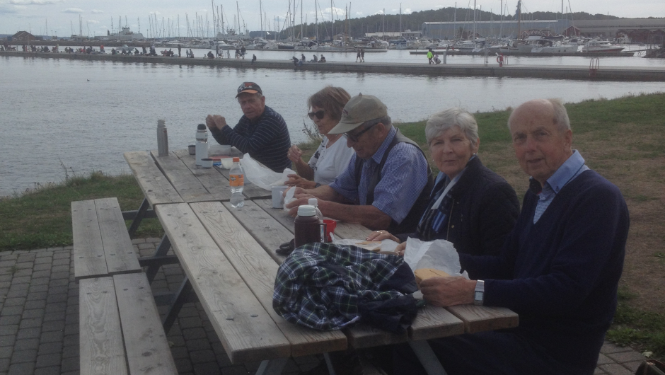 Vi nyter kaffe og niste på en benk i Dulpen med flott utsikt over fjorden