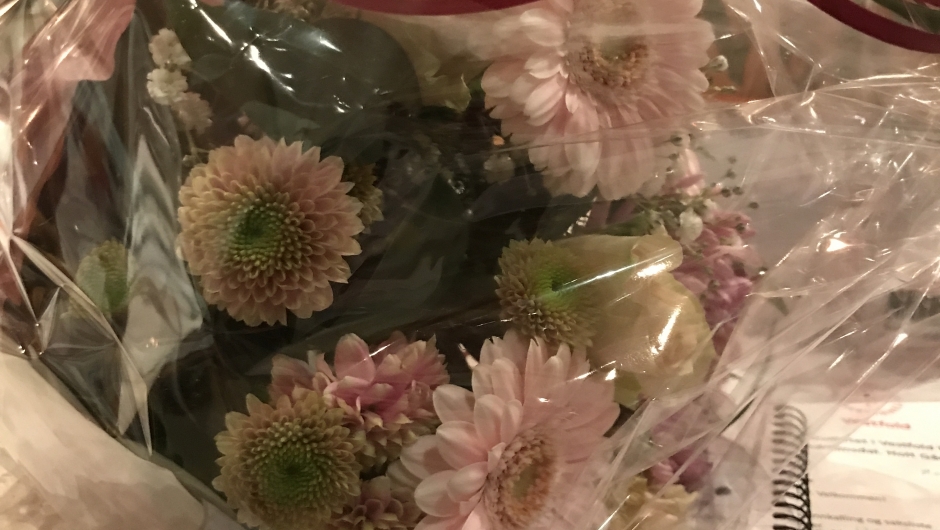 UBKs leder og flere fikk overrakt blomster