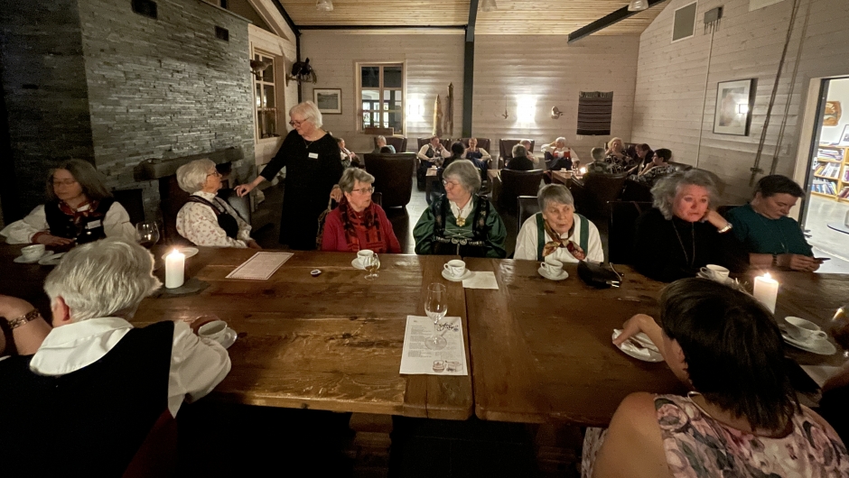 Kaffe og kake i peisestua Kaffe og kake i peisestua
