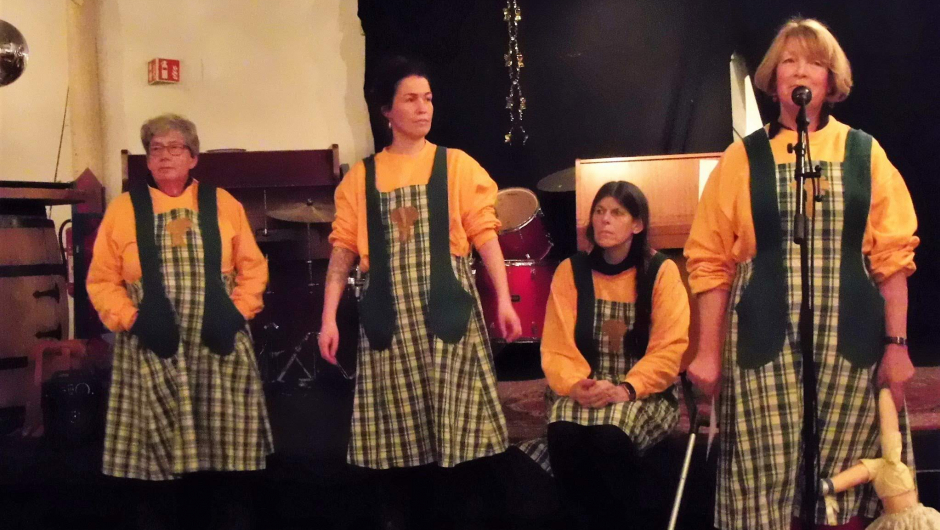 En noe utradisjonell framføring av årsplanen ved deler av styret i Hillestad bygdekvinnelag En noe utradisjonell framføring av årsplanen ved deler av styret i Hillestad bygdekvinnelagg