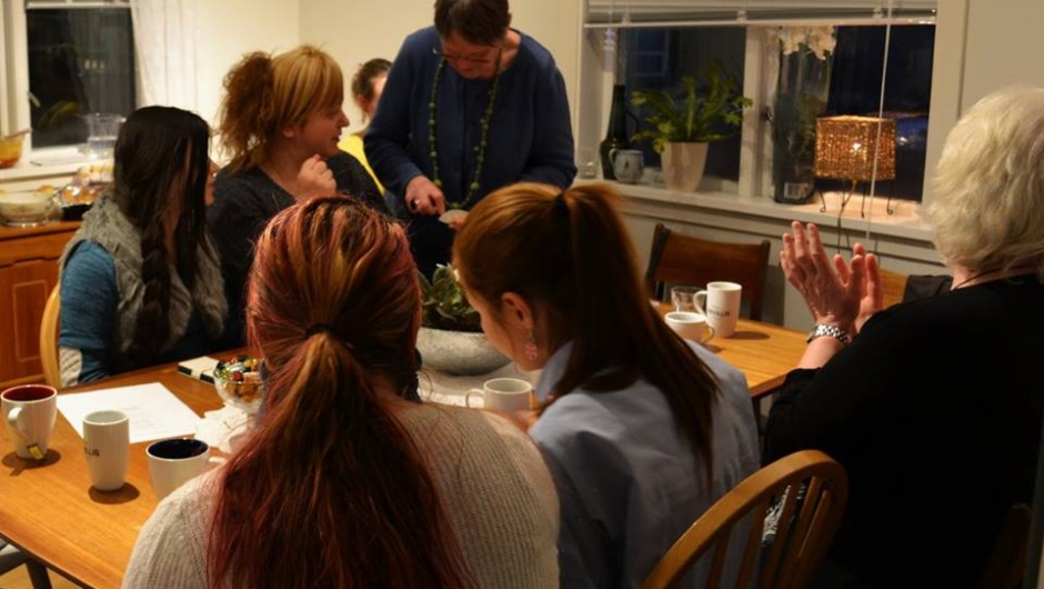 Innvandrerkvinner og lokalbefolkning i livlig prat Innvandrerkvinner og lokalbefolkning i livlig prat