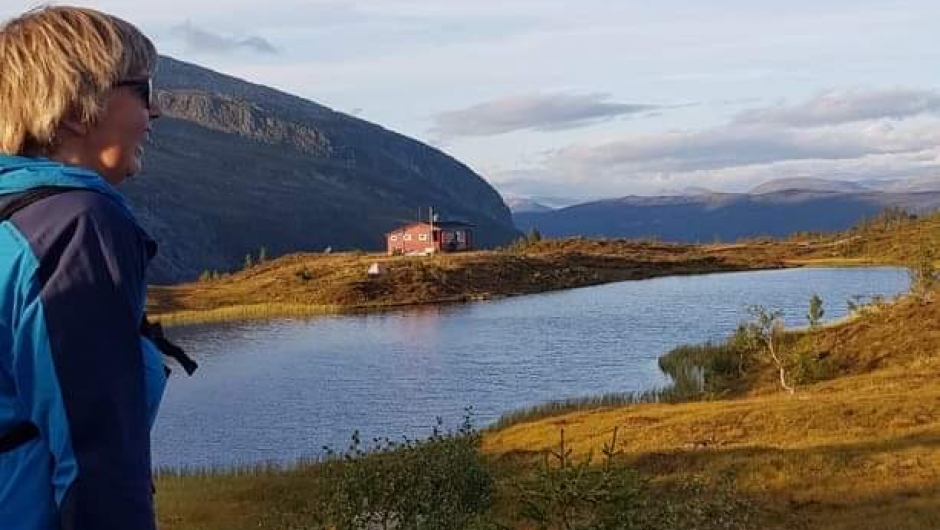 Flott utsikt med Røde Kors hytta på Hanguren.