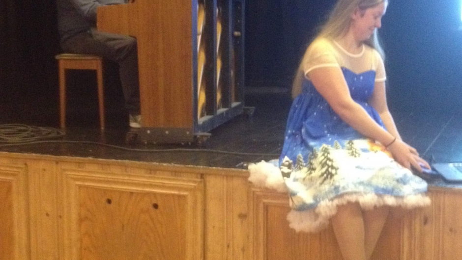 Tove og pianospiller Sande Larsen