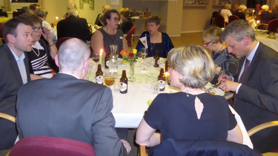 Hyggelig prat rundt bordet.