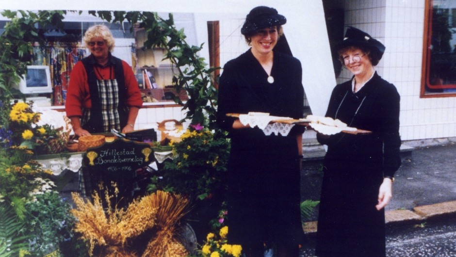 Solfrid Enerhaugen, Anne Galteland og Marianne Løchen reklamerte for Hillestad bondekvinnelag på Foreningens dag i Holmestrand. Foto: Jarsberg Avis