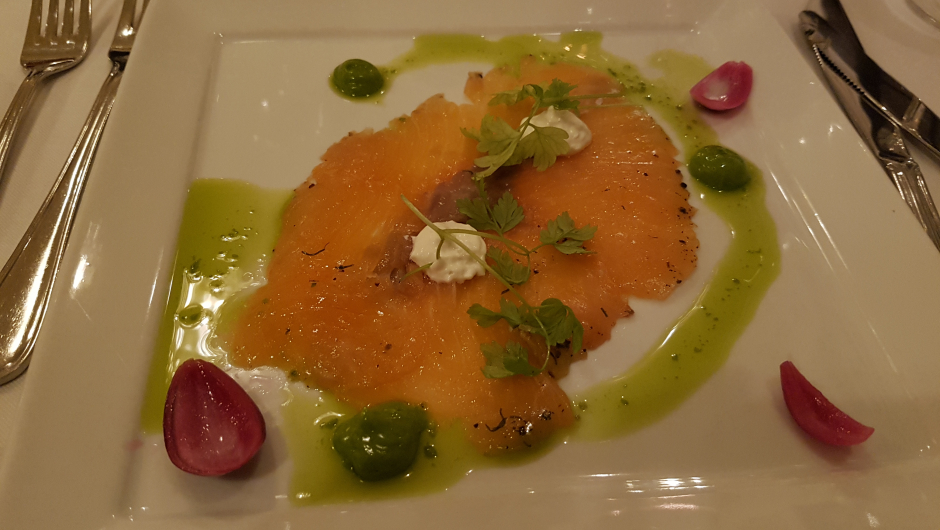 Akevittmarinert gravlaks. Foto: Linda M. Gusland. Akevittmarinert gravlaks. Foto: Linda M. Gusland.