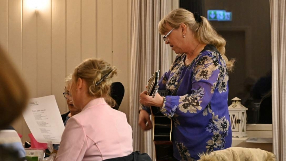 Marit spiller opp til allsang Marit spiller opp til allsang