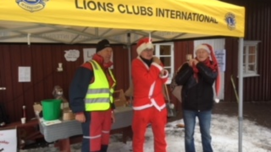 Julenissene kom med poser til barna Julenissene kom med poser til barna