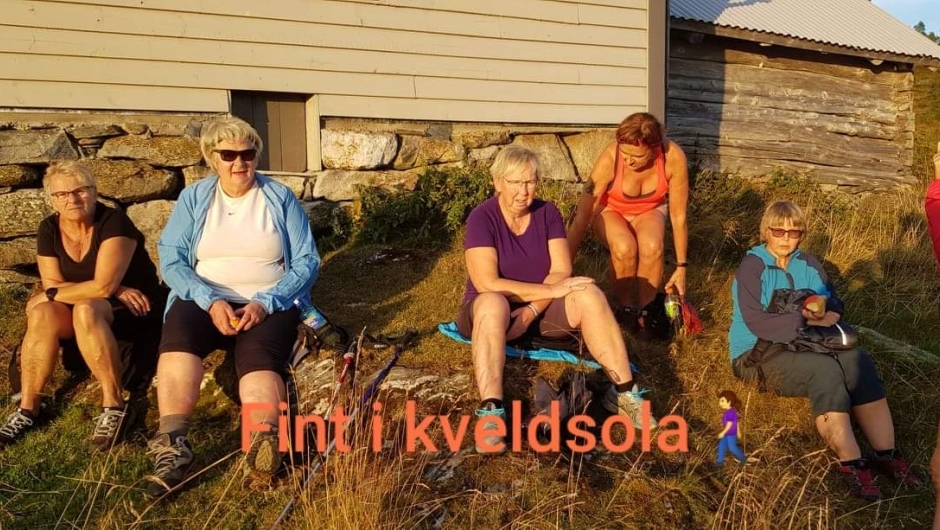 Ein fin stad i sola til mat og drikke.