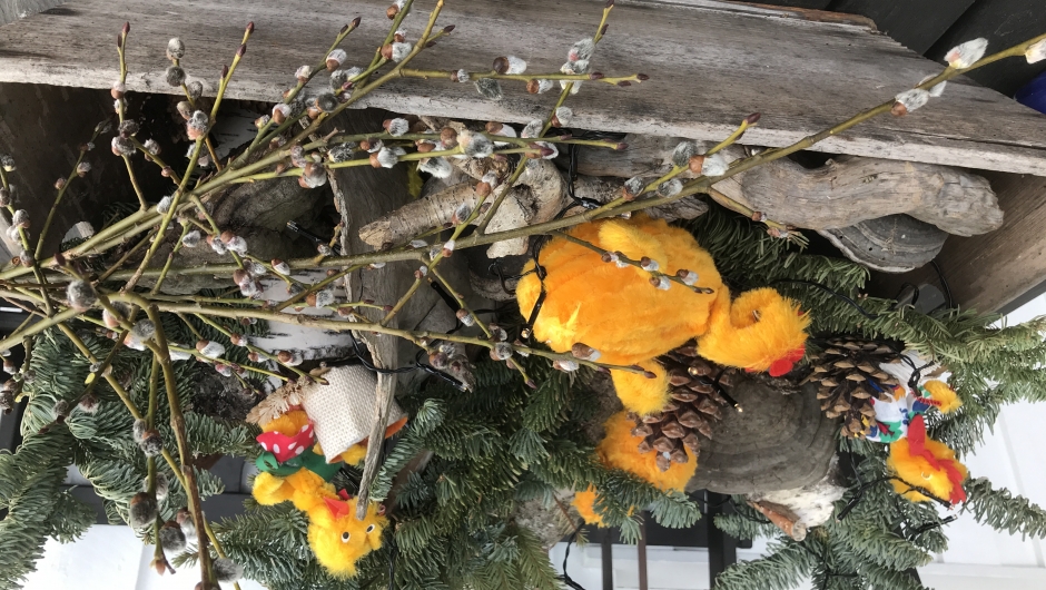 Påskepynt på verandaen