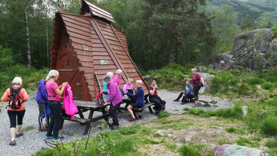 Tilbake til lavvoen, kaffi og snadder kjem fram! Tilbake til lavvoen, kaffi og snadder kjem fram!