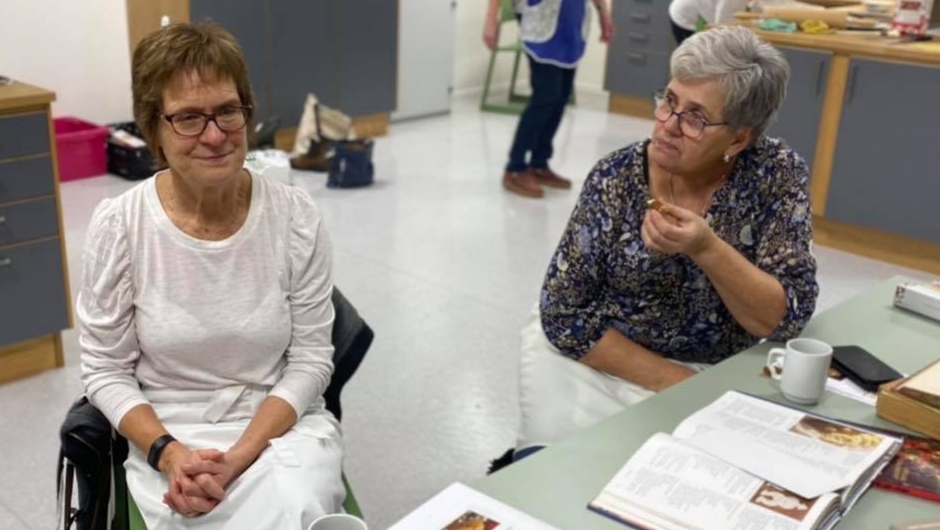 Det ble tid til en pust i bakken med kaffe og kakesmaking