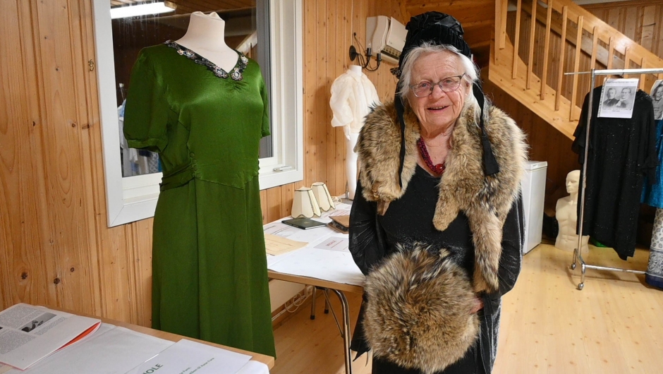 Klenodier: Aase Fure hadde funnet fram flere klenodier fra klesskapet, blant annet ulvepels. Den grønne kjolen er også hennes - den tilhørte opprinnelig moren hennes, men ble sydd om til henne da hun var konfirmant. Foto: Boel Kristin Støvern Ulvepels og kjole omsydd til konfirmasjon