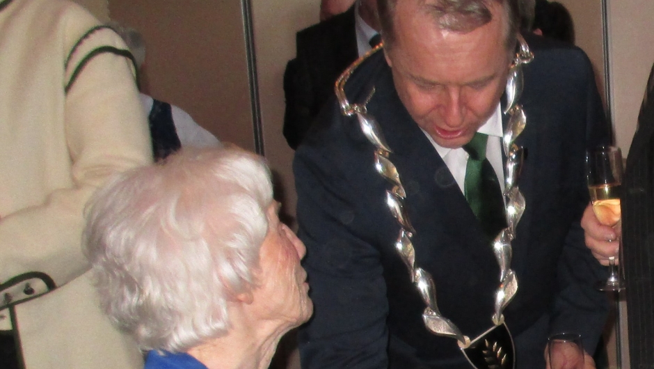 Hyggelig møte mellom Ordfører Saxe Frøshaug og Aase Nygård Hyggelig møte mellom Ordfører Saxe Frøshaug og Aase Nygård