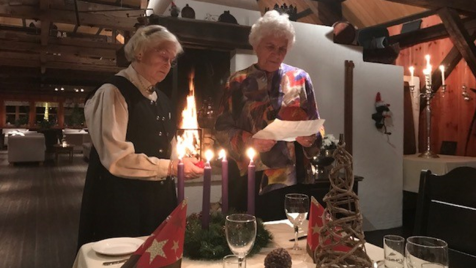Mary Kristensen og Solveig Fjæreide tenner adventslysene Mary Kristensen og Solveig Fjæreide tenner adventslysene