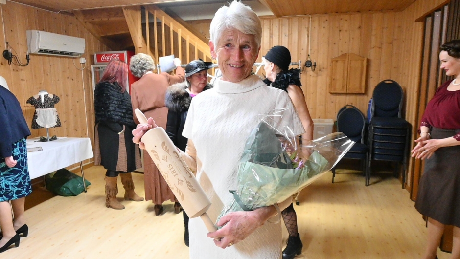 Kjevle: Siri Askerud ble hedret med Norges Bygdekvinnelags kjevle for sin lange innsats for Øst-Modum Bygdekvinnelag. Foto: Boel Kristin Støvern Siri Askerud blei hedra med kjevle