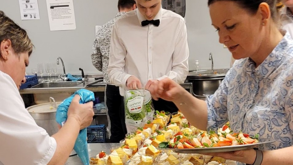 Hektisk aktivitet på kjøkkenet med drevne 4H-ere Hektisk aktivitet på kjøkkenet med drevne 4H-ere