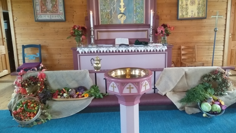 Auli kirke pyntet med markens grøde Auli kirke pyntet med markens grøde