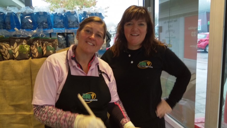 Ane og Marit serverer byggsalat på Auli Ane og Marit serverer byggsalat på høstmarked på Auli