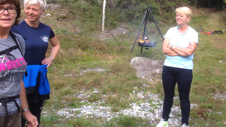 Anne Eva, Grethe og Anne Signy venter på baktroppen