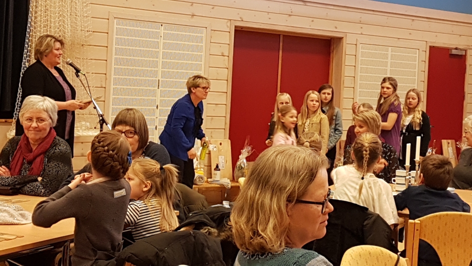Mange flinke hjelparar under åretrekkinga! Basar 2018