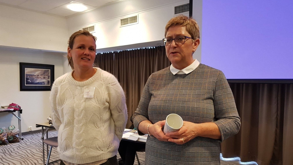 Marte Halvorsen Bondelaget) får NBK krus som takk for stunden sammen med fylkesstyre