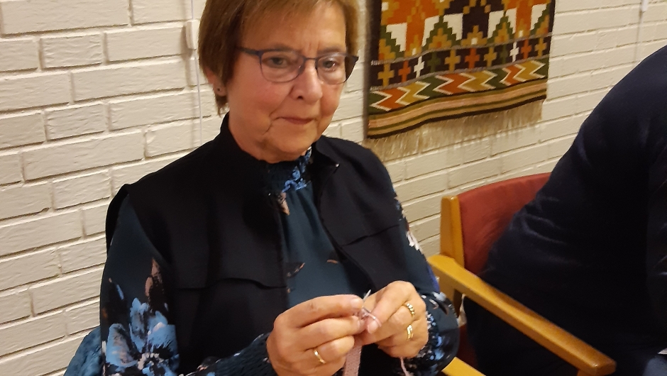 Marit Ørmen, flittig medlem av tur, fest og basarkomiteen strikker seler til dukkeskjørt
