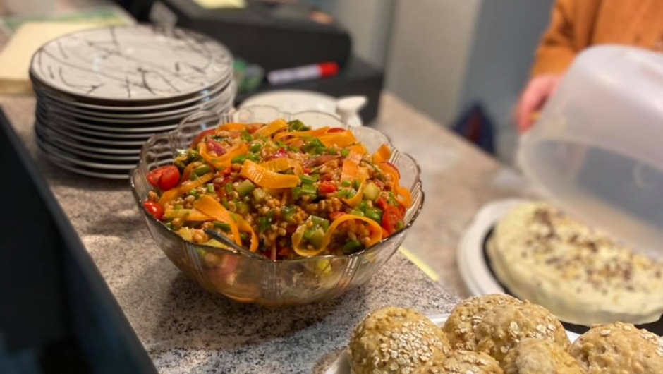 Nydelig servering med retter av bygg