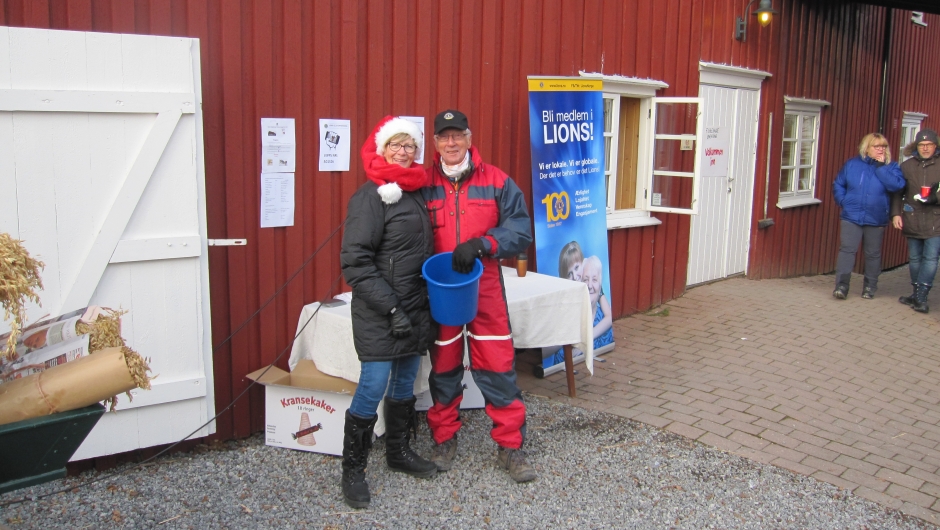 Åse og Jan fra Lions solgte lodd Åse og Jan fra Lions solgte lodd