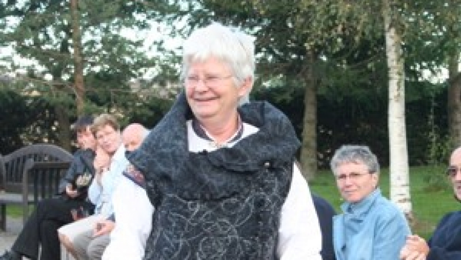 Åse Førsund med sin Vestfoldstakk med en av høstens nye caper til