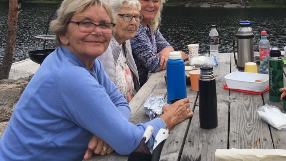 Else, Ragnhild og Hilde nyter kaffepausen