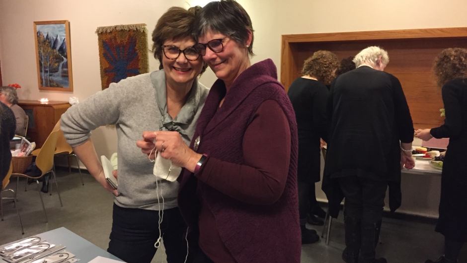 Astrid forteller om sitt strikkeprosjekt av babysokker til nye Kråkstadborgere