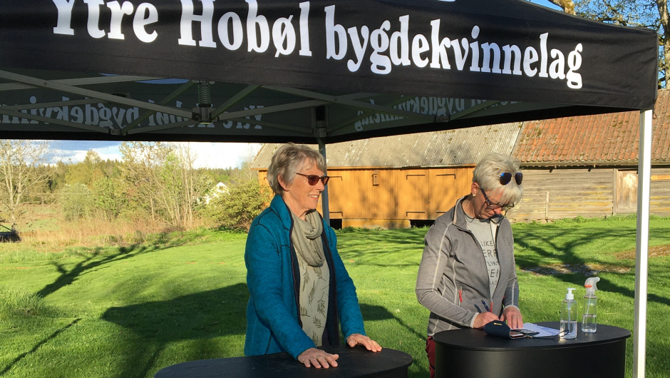 Auksjonarius Eva Marie og pengeinnkrever Grethe