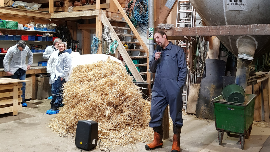 Konrad forteller om bygging av fjøset