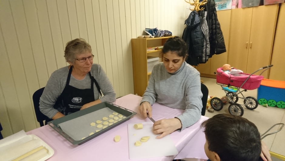 Foto: Evelyn Rabbe Kristine forklarer framgangsmåten for å lage tyske skiver