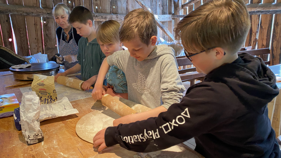 Eli Skavnes fra Tresfjord BKL, viser hvordan en baker flatbrød Fotograf : Synnøve Alet Kristiansen