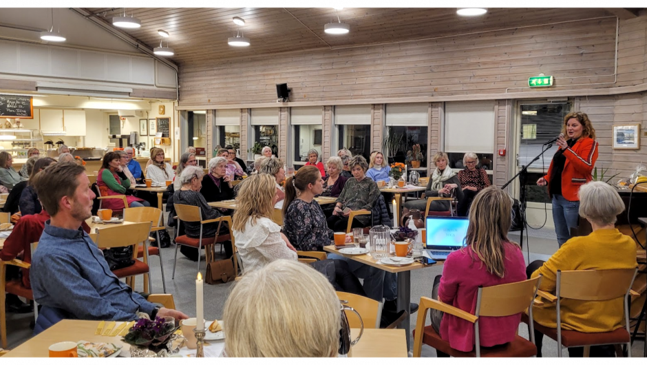 Barbara De Haan presenterte SBK prosjekt "Kvinnelige grundere" , et hefte med presentasjon av Sandekvinner som ferdigstilles i disse dager