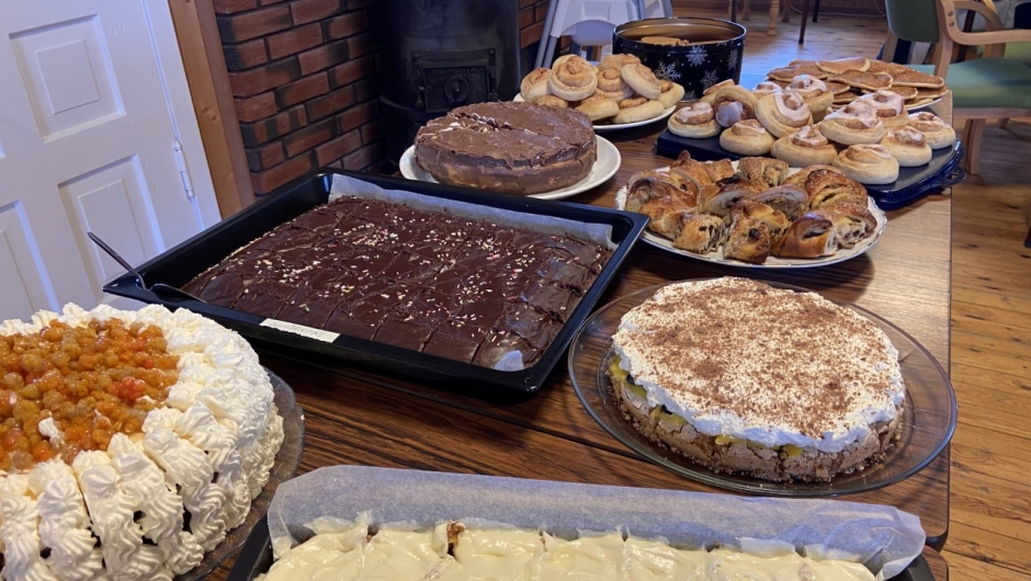 Stort utvalg av kaker baka av flotte bygdekvinner. Foto: Bjørg Håland