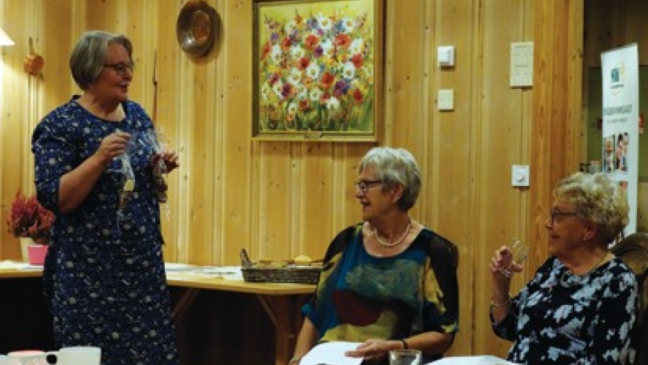 Marit og Maren blir takket av Kirsten Almås i styret.