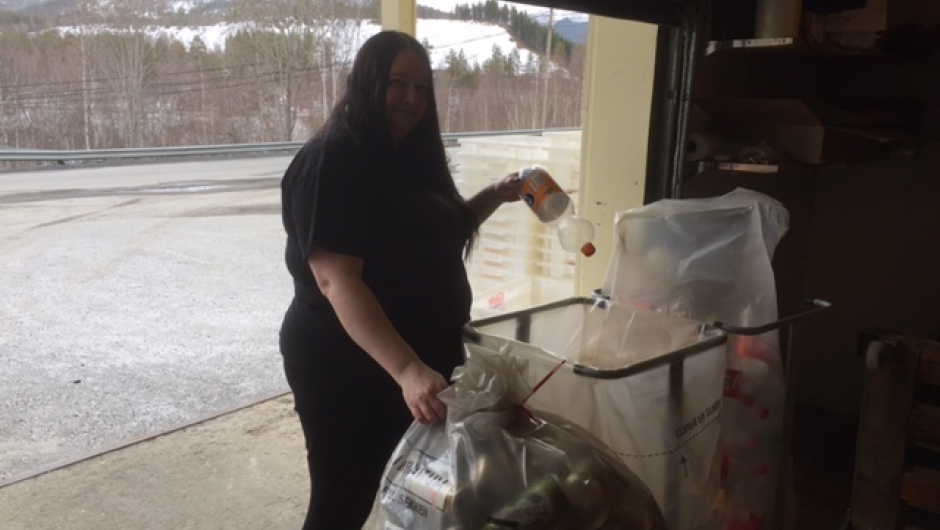 Fra Beiarn. Lise Øvernes er på jobb og rydder tomflasker på lageret. Fra Beiarn. Lise Øvernes er på jobb og rydder tomflasker på lageret.