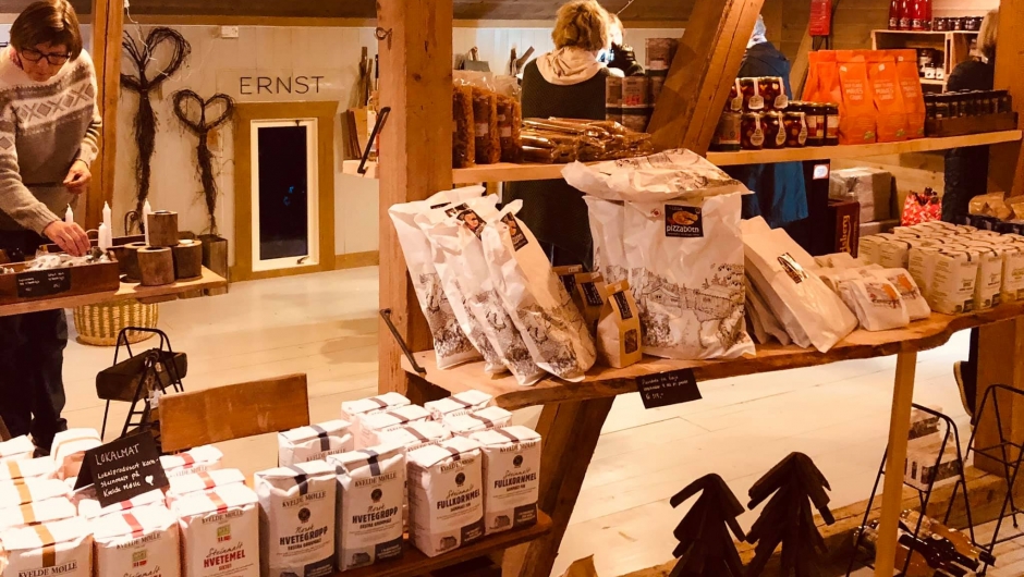 Besøk i gårdsbutikken iLåven Besøk i gårdsbutikken iLåven